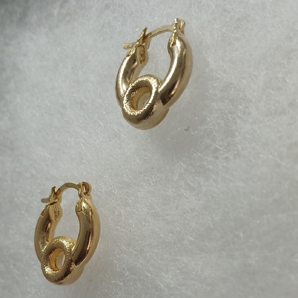 Elegant Gold Hoop Earrings - Picture 3 of 7